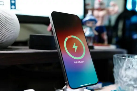 武功苹果15换屏服务分享用什么充电器给iPhone15充电更好 
